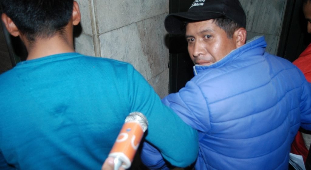 Periodista y 40 personas continúan detenidas por destrozos de propiedad municipal