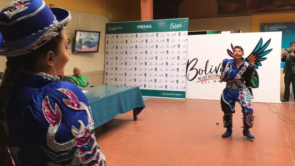 Bolivia busca romper el record de la mayor cantidad de bailarines danzando de manera simultánea caporales