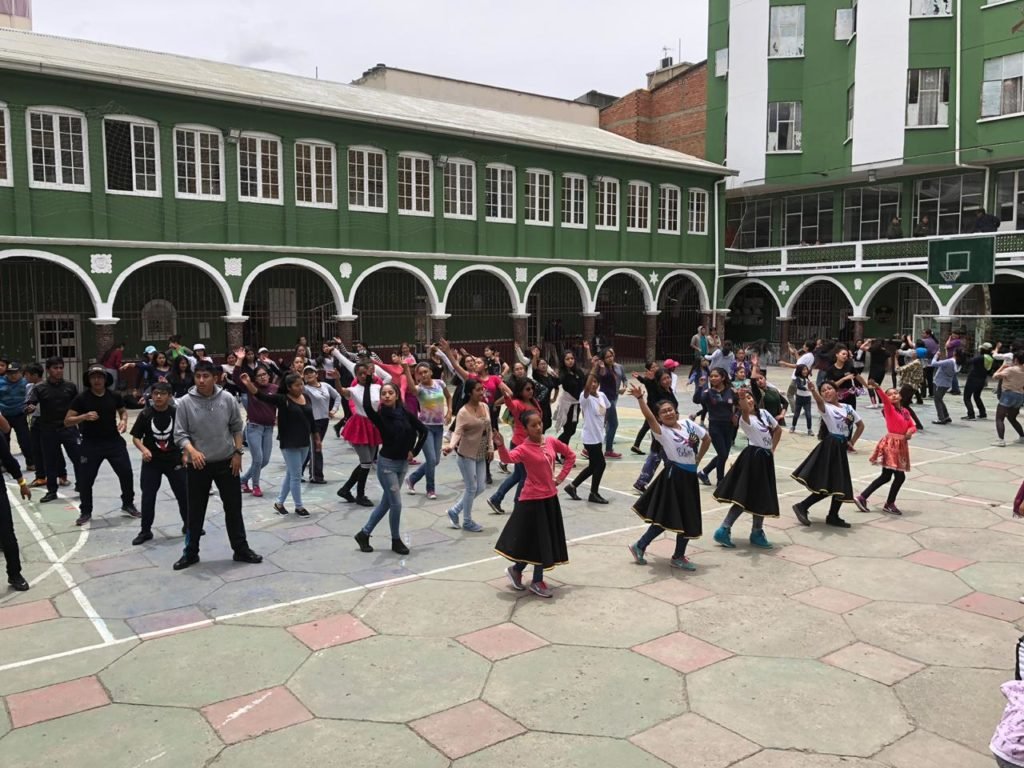 Por afluencia de gente, trasladan clases gratuitas de caporales a la FELCV