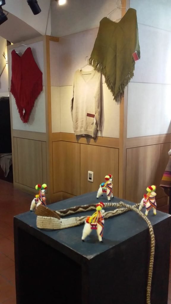 La exposición «Artesanías con Identidad» presenta tejidos de los municipios de Pelechuco y Charaña