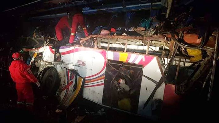 El choque entre un bus y una volqueta deja al menos 24 fallecidos en Bolivia