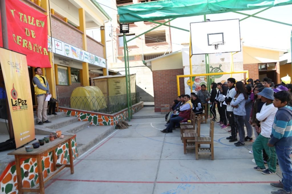 50 adolescentes de la zona ladrillera de Alpacoma se capacitan en un taller de cerámica