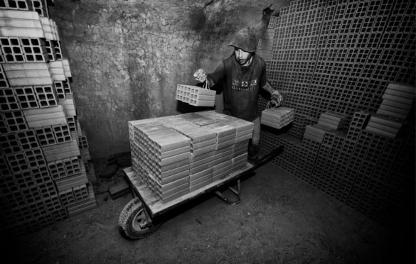 Henry Ponce gana el XX Concurso Freddy Alborta con serie fotográfica sobre el trabajo en las ladrilleras