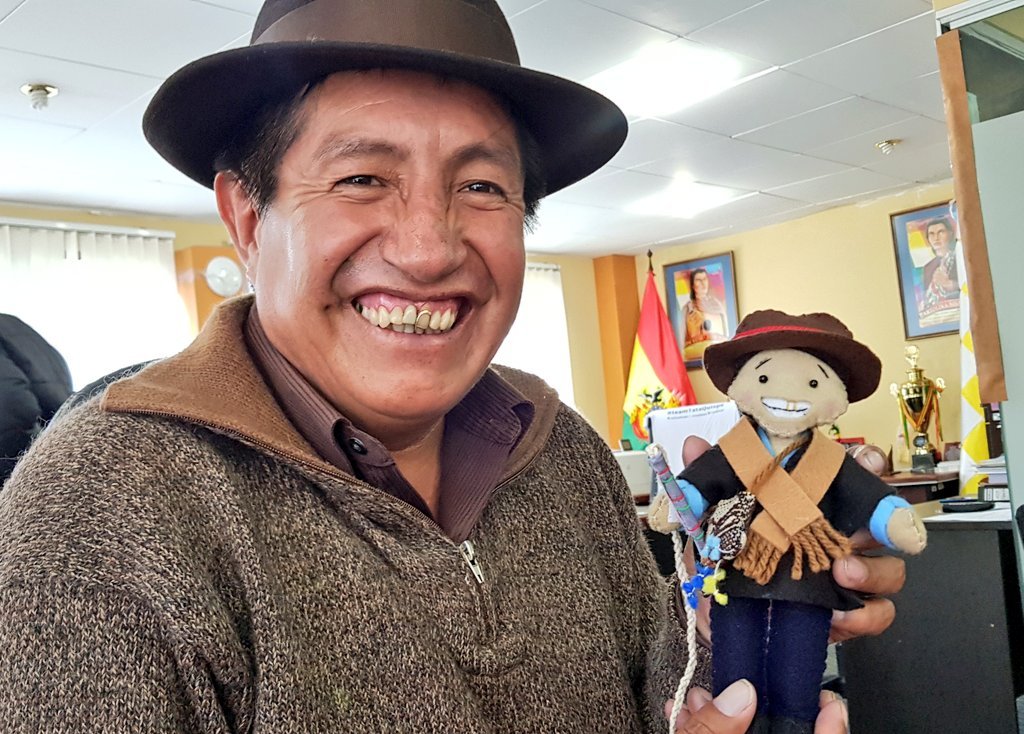 Rafael Quispe conoce a “TataKen”, un muñeco inspirado en él TATA QUISPE JUNTO AL TATAKEN