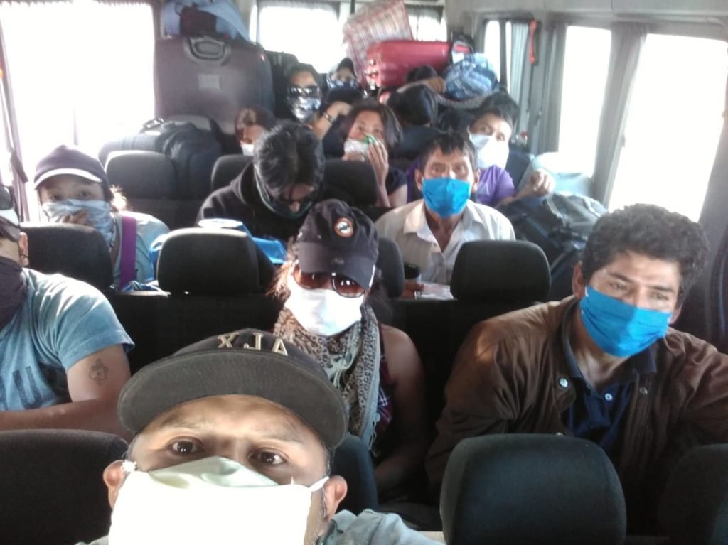 El Gobierno analiza la situación de los bolivianos que regresan a pie desde Chile