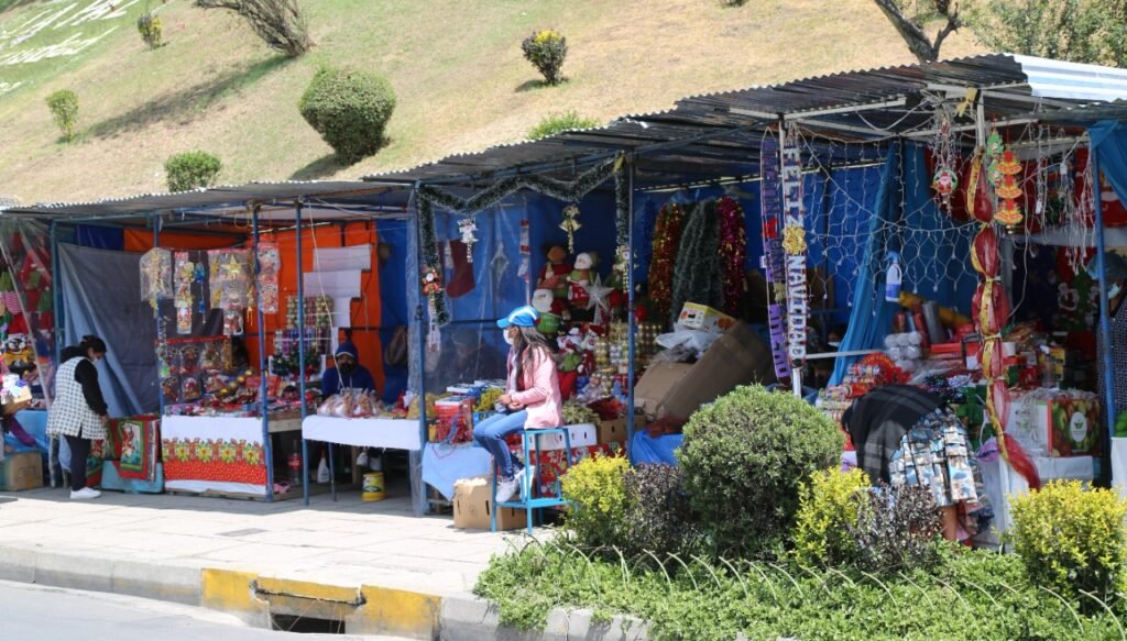 En la avenida Simón Bolívar se inaugura la Preferia Navideña con 90 expositores