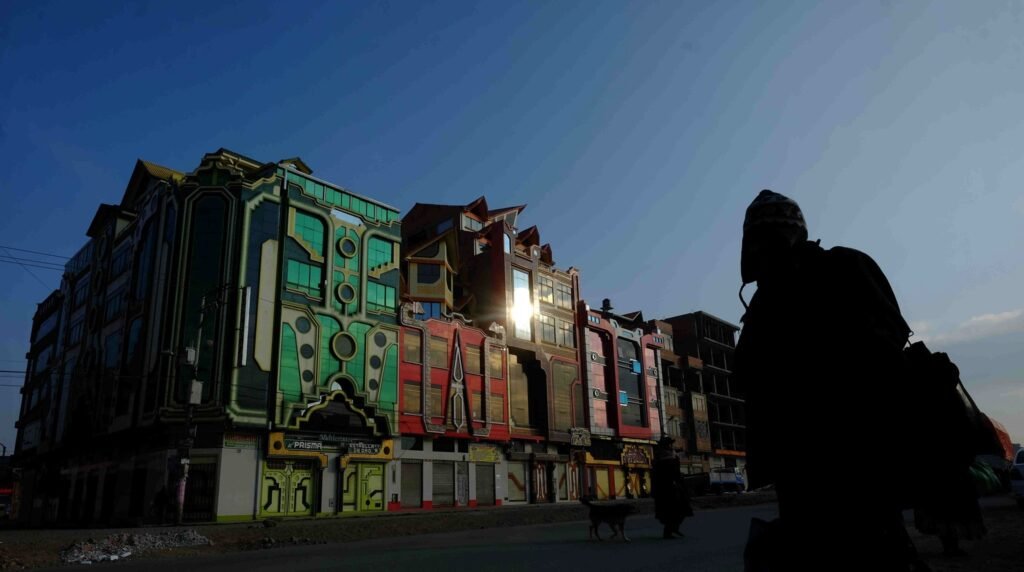 «Amanecer en El Alto: Miradas a la obra de Freddy Mamani» se expone en Casa América Catalunya