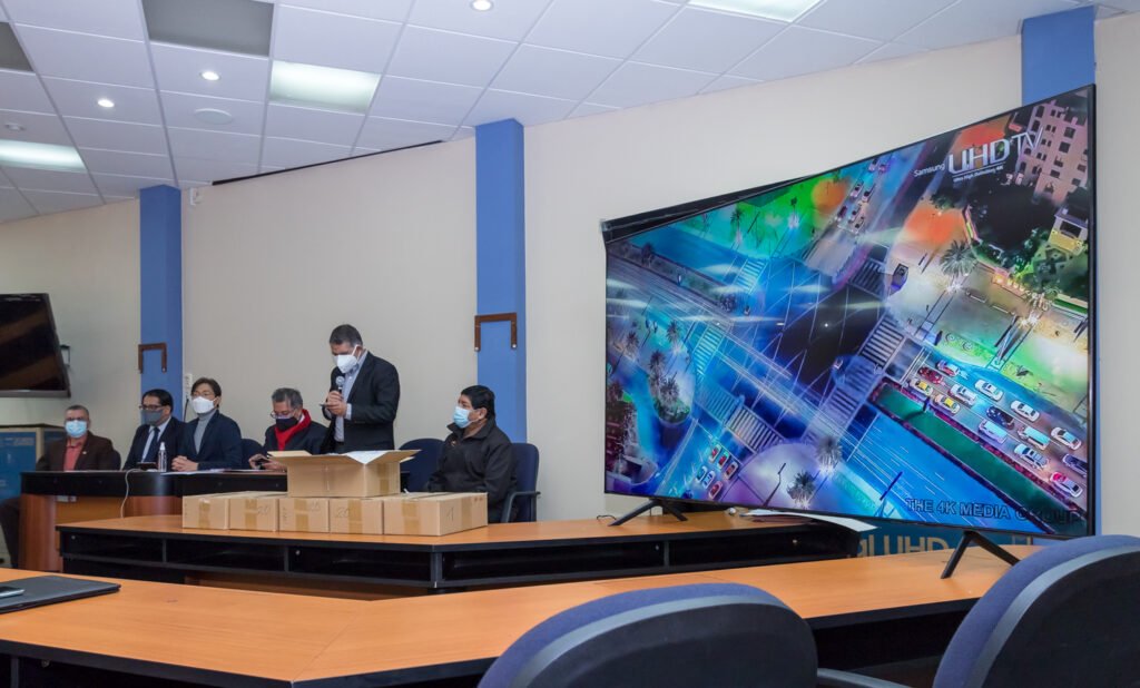 Samsung equipa sala de conferencias de la Facultad de Derecho de la UMSA