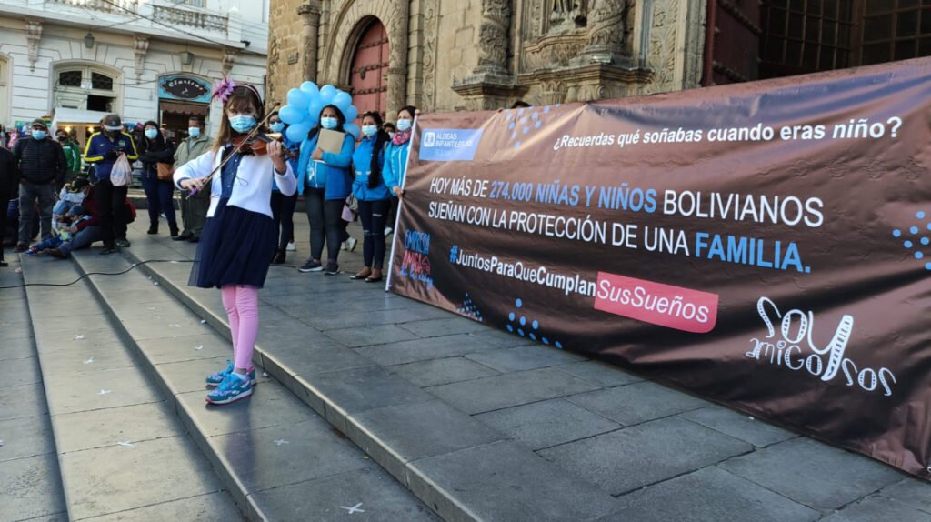 Niños voluntarios tocan por la niñez en la plaza de la Iglesia de San Francisco