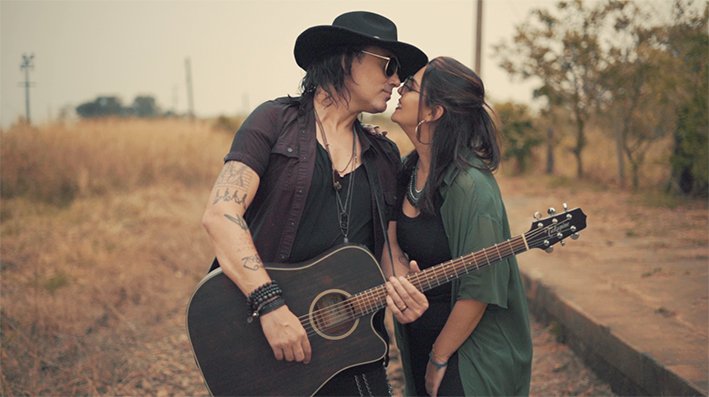 El músico brasileño Alírio estrena el videoclip de «Gipsy» con la participación de Livia Dabarian