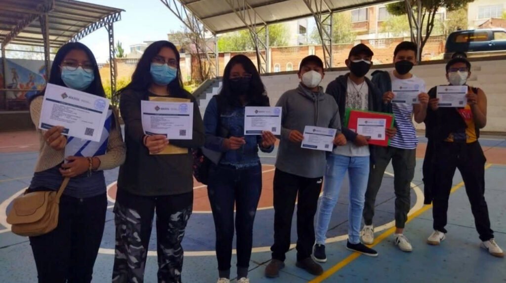 Arias planifica vacunación masiva para jóvenes de 16 y 17 años el fin de semana