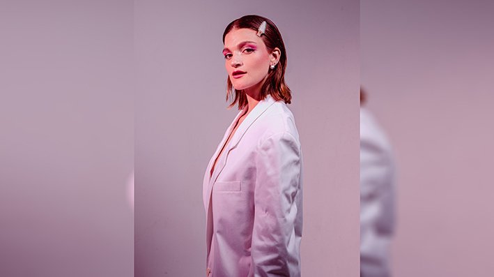 «Presente», el nuevo single de la cantautora argentina Martina Flores