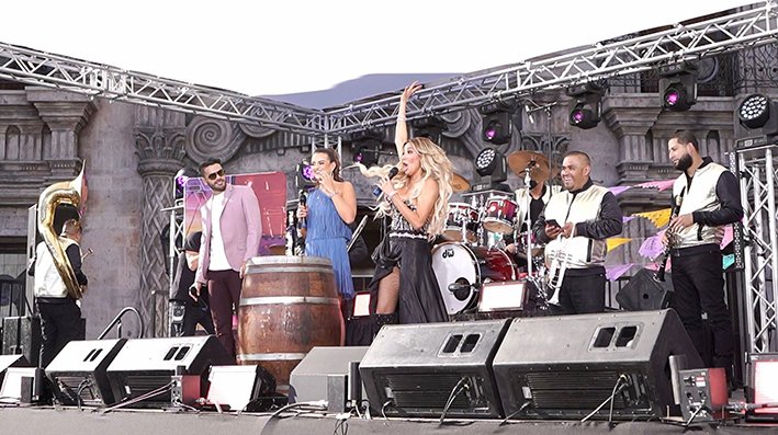 Cristina Eustace sigue su carrera en ascenso al ser invitada especial en el preshow de la Super Bowl