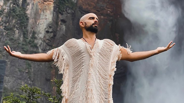 El cantante y compositor venezolano Robert Vogu estrena su nueva canción «Qué más da»
