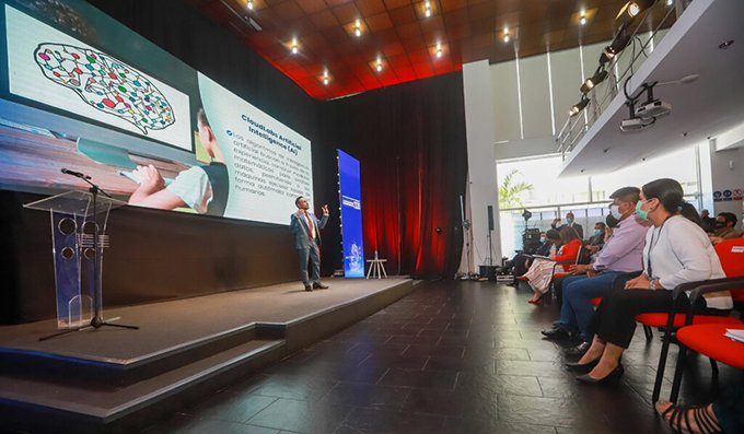 «La educación no sólo es construir buenos profesionales, sino también, profesionales más humanos»