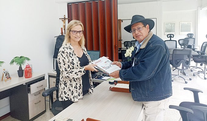 Luis Oporto Ordoñez visita la Institución Universitaria de Envigado (IUE) en Colombia y hace entrega de la Revista Cultural Piedra de Agua