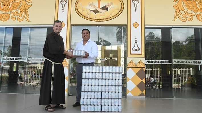 CBN dona más de 2 mil unidades de agua para beneficiar a niños del Municipio de Minero