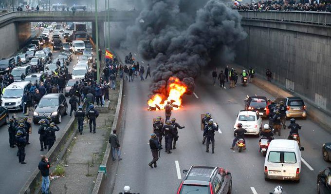 Cerca de 77 detenidos en las protestas en Francia por la muerte de un adolescente a manos de la Policía