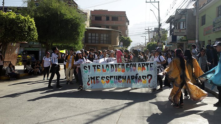 Más de 250 jóvenes y artistas de 36 municipios del país ocuparon con artes y cultura las calles de Tiquipaya
