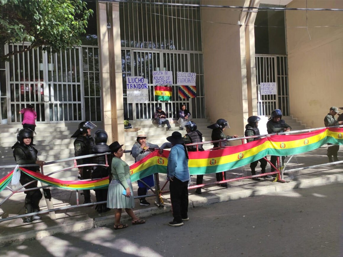 Molivización en Sucre por pórroga judicial deriva en la renuncia de un tercer Magistrado