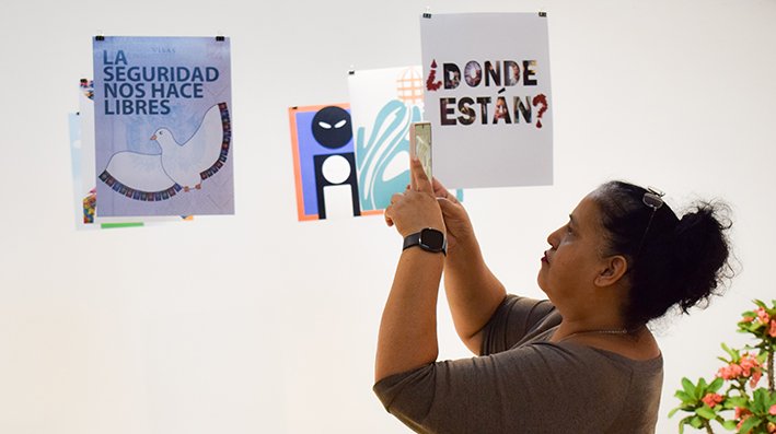 Estudiantes de la UPSA concientizan sobre la trata y tráfico de niños con exposición de afiches