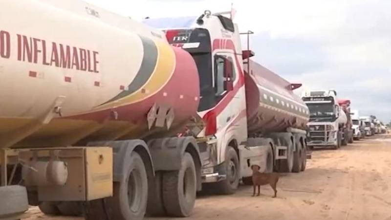 Denuncian que ya son más de 500 cisternas bolivianas varadas en Paraguay. No pueden cargar combustible