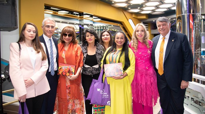Liderazgo nacional femenino empresarial y emprendedor en el encuentro de 2500 mujeres empresarias y emprendedoras en El Alto