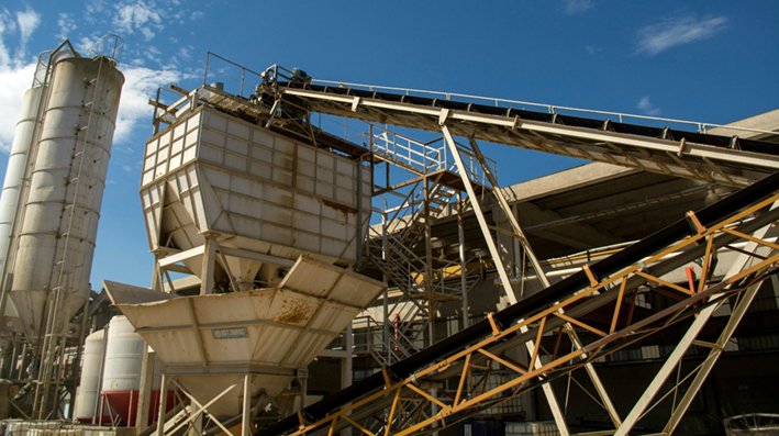 Gobierno insiste en refinerías de un mineral cuya producción masiva tiene fecha de expiración