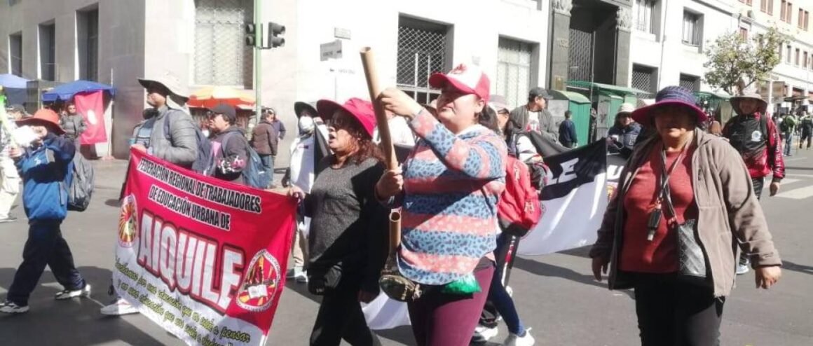 Bloqueo de las mil esquinas: enfrentamientos deja maestros y policias heridos