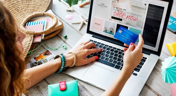 Los bancos limitan pagos y compras por internet por escasez de dólares