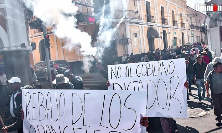 Comerciantes gremiales marcharon por falta de dólares y abrogación de normas