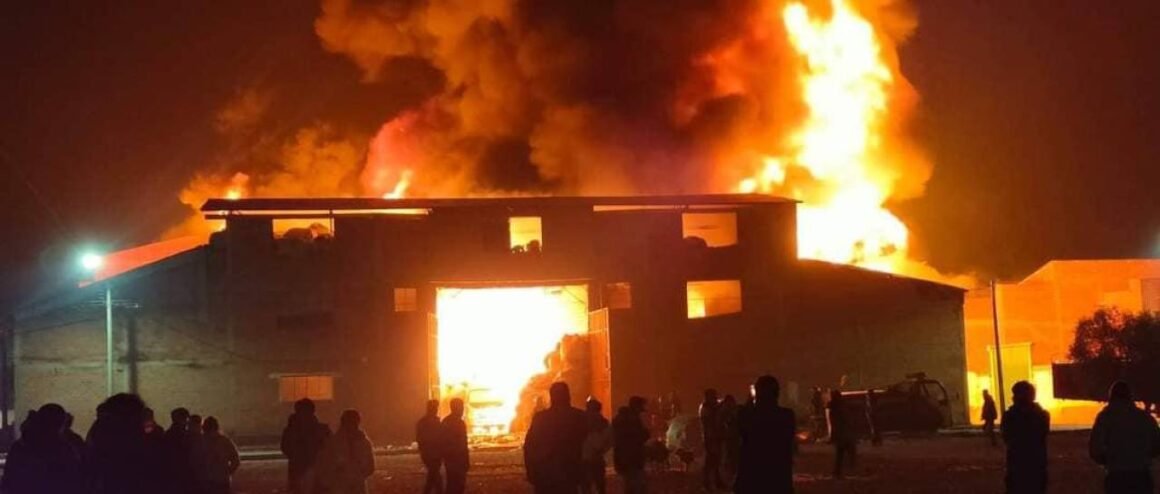 Planta recicladora de plásticos se incendia en la ciudad de El Alto