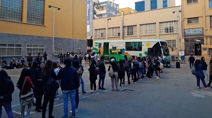 Bus del BNB de Educación Financiera recorre el país en el primer semestre y capacita a miles de personas