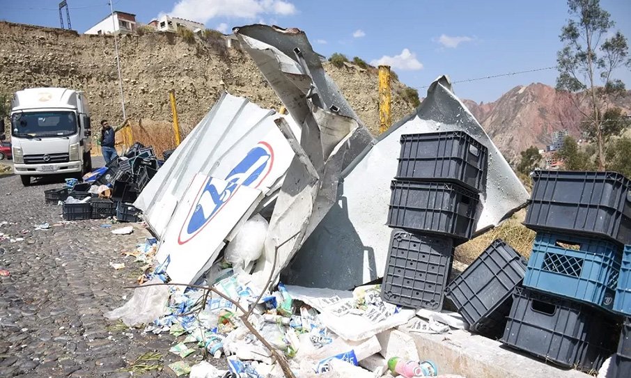 Camión de la empresa PIL se precipitó dejando un muerto y dos heridos