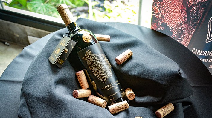 Hipermaxi celebra 30 años con un vino conmemorativo que une lo mejor de Bolivia