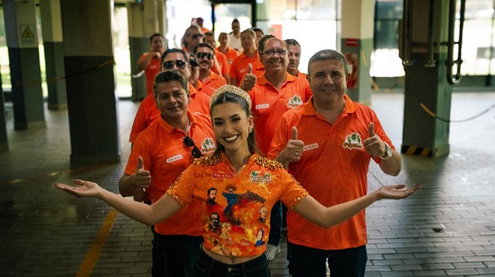 La comparsa coronadora y la Reina del Carnaval Cruceño descubrieron la magia que hay detrás de PACEÑA en una visita a la Planta Santa Cruz