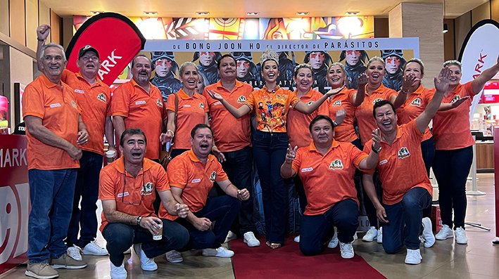 Cinemark Bolivia ofreció a la comparsa coronadora una exclusiva función post Carnaval de la película «Mickey 17»