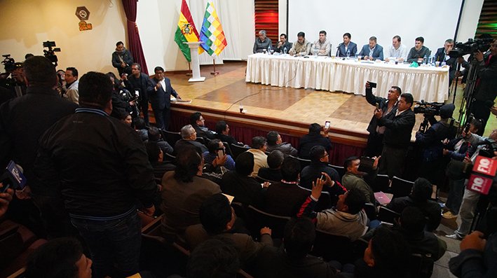 Gobierno y chóferes se reúnen en La Paz para entablar diálogo sobre combustibles y carreteras