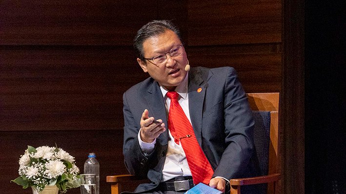 Chi Hyun Chung cierra el primer ciclo de entrevistas en profundidad de la UPB, en el Campus de Santa Cruz