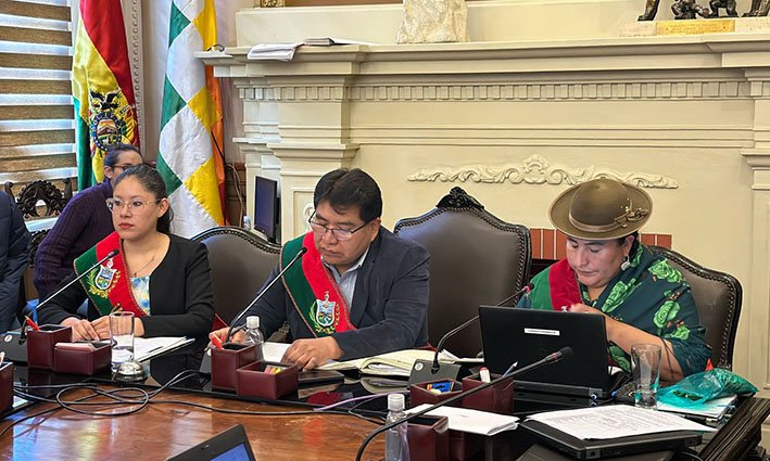 Lucio Quispe asume la presidencia y Lourdes Chambilla como secretaria del Concejo Municipal de La Paz