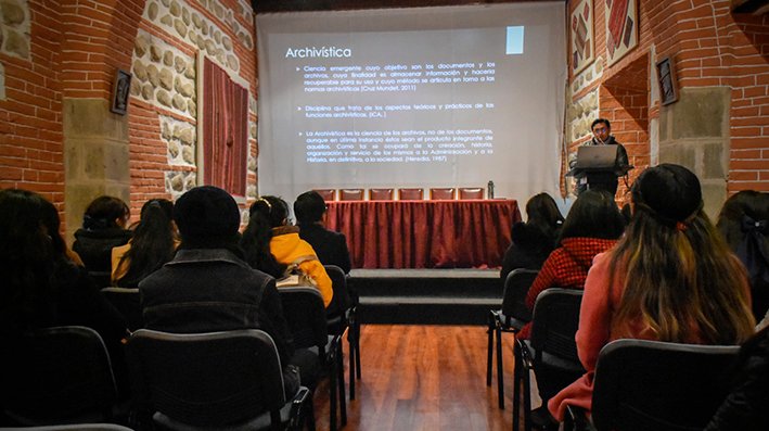 Casa Nacional de Moneda desarrolla conversatorio sobre ciencia archivística y preservación documental