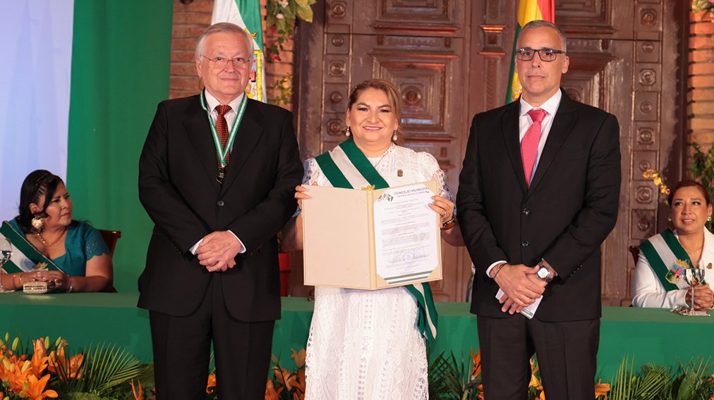 Clínica de Las Américas recibe el Honor al Mérito Municipal en el 215° Aniversario de la Gesta Libertaria de Santa Cruz