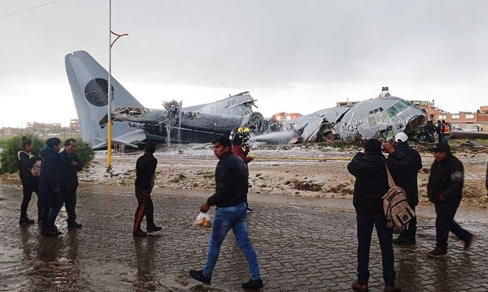 Tragedia y caos en El Alto, un avión militar con 18 toneladas de billetes se estrella, deja 15 muertos y 28 heridos
