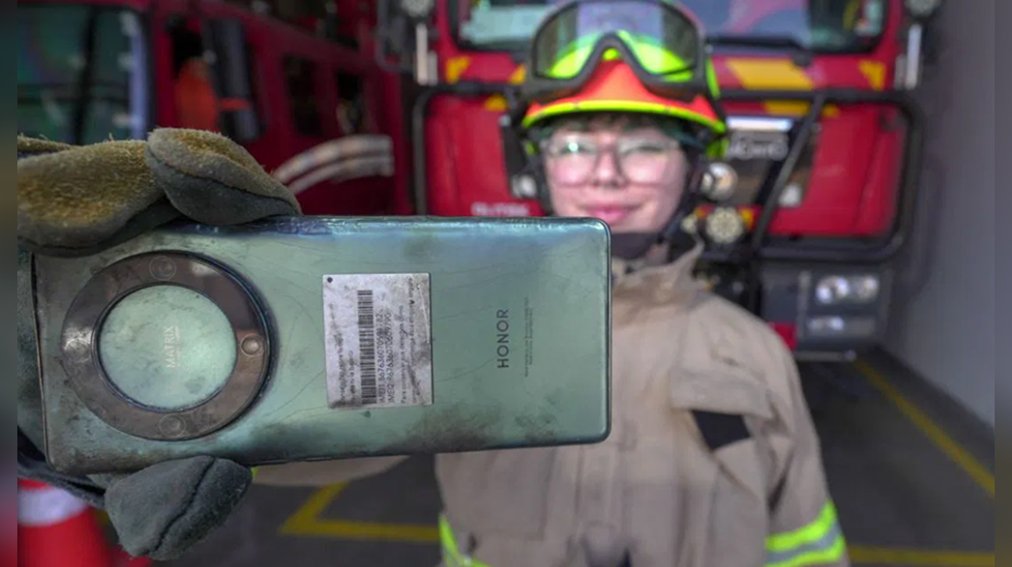 Dispositivo HONOR Magic 5 Lite de bombera en Chile sobrevive a incendio forestal