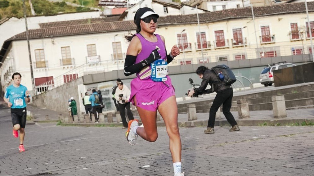 Jhoselyn Camargo representó a Bolivia en la Media Maratón de Quito