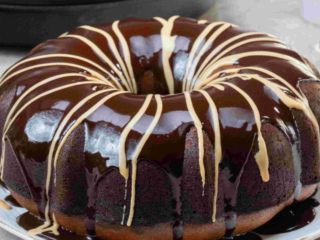 Sin horno y en 30 minutos: budín de chocolate y maní