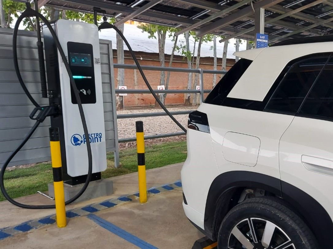 Huawei impulsa la infraestructura necesaria para acompañar el crecimiento de la movilidad eléctrica en Bolivia