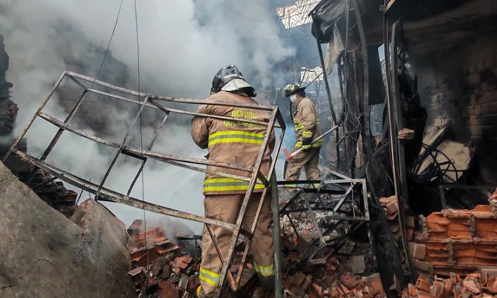 Luego de más de 36 horas de trabajo, logran extinguir el fuego en la feria Barrio Lindo de Santa Cruz