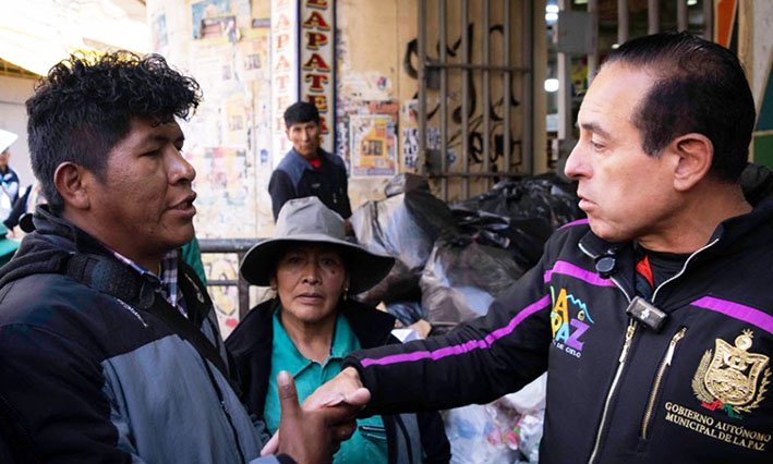 La Paz se llena de basura y Dockweiler pide a los vecinos guardarla en sus casas mientras la Alcaldía recurrirá a volquetas privadas y una “campanita” para recoger los residuos