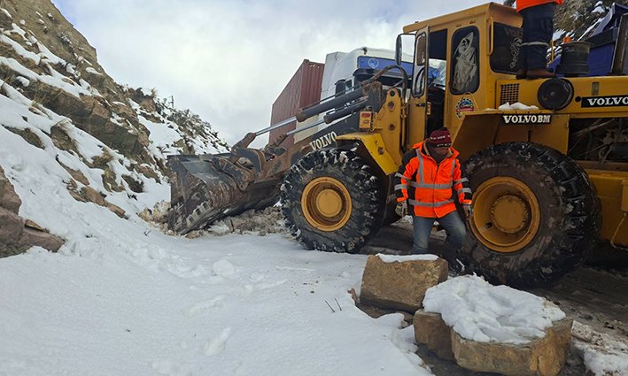 Intensas nevadas en el occidente obligan a suspender salidas de buses y cerrar tramos carreteros en Bolivia